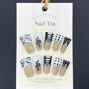 Unghie lunghe quadrate artificiali dipinte a mano di colore bianco <span class=keywords><strong>nero</strong></span> dolce stile ragazza speziato unghie breve colla pura stampa su fatto a mano - Product Image 4