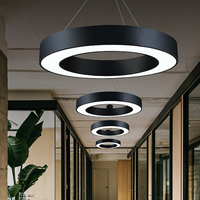Style moderne, plafonnier rond décoratif circulaire minimaliste à LED, réglable en hauteur, adapté à une utilisation au bureau.