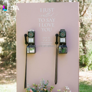 Panneau mural décoratif LEDA style cabine téléphonique vintage avec deux téléphones rotatifs et citation d'amour pour mariages et événements festifs - Product Image 1