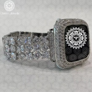 Montre en diamant la plus vendue avec finition soignée pour accessoires de mode et sélection de cadeaux haut de gamme disponible à la vente - Product Image 3