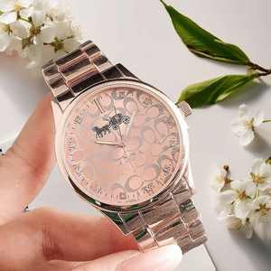 Montre pour femme en or rose, motif de calèche, cadran rose, marqueurs en strass, bracelet en métal, montre-bracelet de luxe pour femmes - Product Image 1