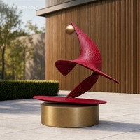 Sculpture abstraite en résine avec ruban rouge, sphère dorée et ailes côtelées, durable, pour commande en gros, pour projets hôteliers et usage commercial