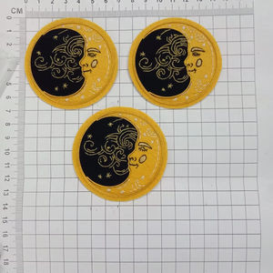 Patch brodé à la main motif lune - Product Image 1