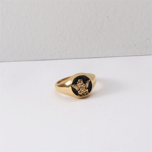 Bague pour bébé en acier inoxydable personnalisée en usine, motif aile d'ange, plaquée or 18 carats, émail noir - Product Image 3