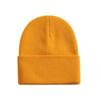 Bonnet tendance pour jeunes avec texture moelleuse, pompon détachable et ourlet roulé soigné, idéal pour offrir en cadeau