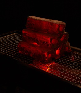 El carbón de bambú de alta calidad es fácil de encender y tiene un bajo contenido de cenizas - Product Image 2