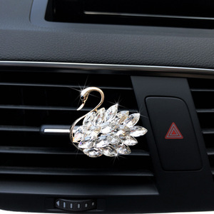Exquisito Rhinestone Cisne Coche Aromaterapia Perfume Metal Diamantes Difusor Clip Cristal Ambientador Clip Coche Aromaterapia 2025 - Product Image 1