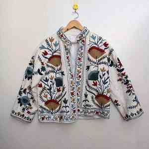 Veste courte d'hiver pour femme, broderie Suzani faite à la main, coupe ajustée, nouvelle exportation, tissu polaire avec rembourrage en coton - Product Image 1