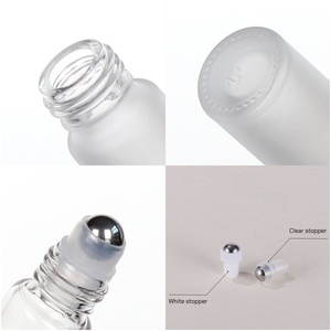 Flacon roll-on vide 10 ml transparent dépoli avec couvercle coloré brillant (vert, bleu, rouge) – Flacon roll-on en verre pour emballage d'huiles et de parfums - Product Image 5