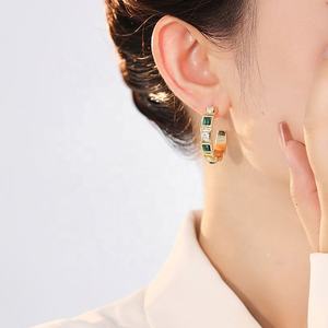 Pendientes de Botón con Incrustaciones de Turquesa y Circonia en Forma de C, Estilo Antiguo, para Mujer, de Alta Gama, Lujosos y con Personalidad Exagerada - Product Image 2