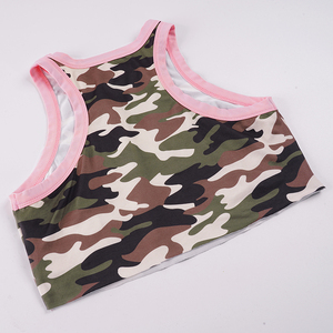 Ensemble deux pièces décontracté et polyvalent : débardeur court slim à imprimé camouflage avec bordure contrastante au design unique et short basique sportif pour femme. - Product Image 6