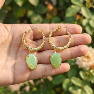 Pendientes de aro llamativos con incrustaciones de chalcedonia crisolítica, de latón chapado en oro de 18k, con textura de serpiente y detalles de circonita cúbica, para mujer. - Product Image 2