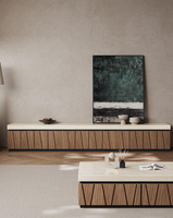 Ensemble meuble TV et table basse en texture travertin moderne, meubles de salon à panneaux cannelés triangulaires avec cadre en métal noir