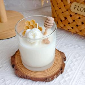 Bougie parfumée artisanale en forme de tasse, à la crème glacée, aux bleuets, à la cire d'abeille et à la cire de soja, pour les anniversaires, les mariages et les bars - Product Image 2
