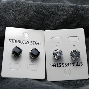 Pendientes de tuerca Yunnique con circonita negra geométrica y engaste de garra, accesorio de moda. - Product Image 5