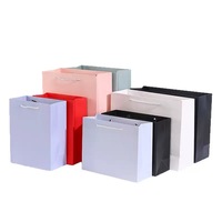 Sacs en papier de luxe écologiques recyclés, résistants à l'humidité, avec poignées longues, pour vêtements, chaussures, fourrures, bouquets de fleurs et cadeaux (vente en gros)