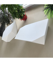 Table de meuble baroque en fausse pierre au design moderne blanc mat