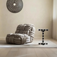 Fauteuil géant sculptural en corde nouée, couleur terre cuite, avec accent gaufré organique et moelleux, pour salon et coin lecture