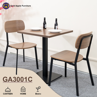 Ensemble de table et chaises de café écologiques de conception industrielle, chaises empilables rembourrées en cuir PU pour restaurant, centre commercial, hôtel