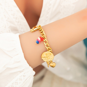 Bracelet à breloques tendance plaqué or avec chaîne de perles et pendentif trèfle à quatre feuilles – Bijou cadeau - Product Image 4