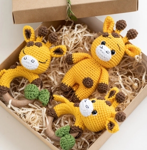 Jouets girafe couleur jaune en crochet à la main avec logo personnalisé et étiquette avec <span class=keywords><strong>yeux</strong></span> <span class=keywords><strong>de</strong></span> sécurité mignons Hochets <span class=keywords><strong>pour</strong></span> enfants en coton lait <span class=keywords><strong>Amigurumi</strong></span> - Product Image 3