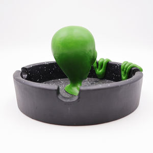 All'ingrosso accessori per fumatori interessanti per la decorazione della barra di casa portacenere logo personalizzato con posacenere alieno in resina unica - Product Image 4