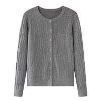 Cardigan en tricot côtelé vertical à col rond pour femme, avec petit badge métallique décoratif, boutons et manches longues, idéal pour l'automne 2609-33b