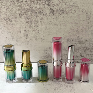 Envase de Lápiz Labial Personalizado con Franjas Verticales, Tubo de Lápiz Labial Vacío, Envase Cosmético de Plástico Transparente con Degradado Metalizado para Bálsamo Labial - Product Image 4