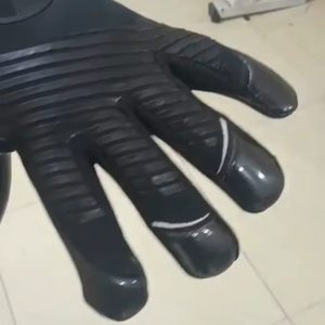 Gants de gardien de but en cuir respirant de style moderne, couleur noire, haute qualité de Roziv Sports - Product Image 1