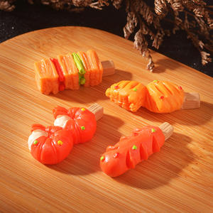 Venta al por mayor de pinchos pequeños micropaisaje de resina de escritorio pequeño ornamento simulación de perro caliente alas a la parrilla brochetas de maíz ornamento - Product Image 2