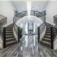 Escalier en colimaçon moderne personnalisé avec garde-corps en fer forgé, forme d'arc, verre incurvé pour une utilisation intérieure dans les appartements et les villas