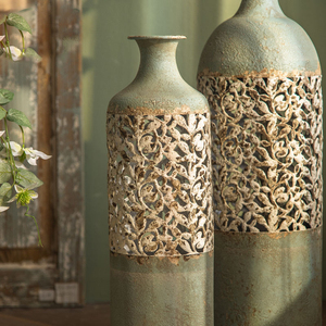 Macetero Metálico Alto de Diseño Retro Personalizado, Tallado y Desgastado - Product Image 3