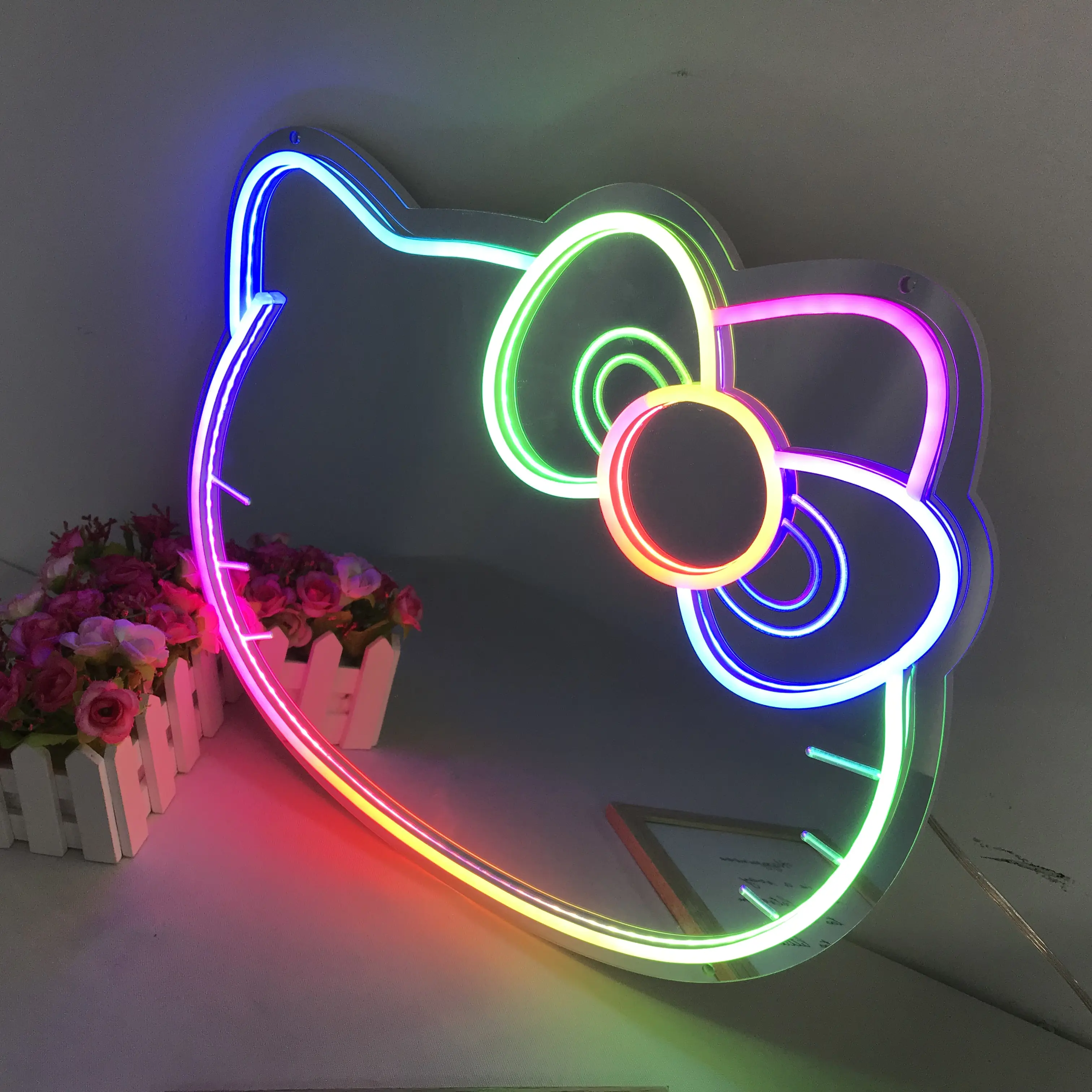 Moderne Decoratieve Hello Kitty Multi-Color Make Spiegel Touch Schakelaar Onregelmatige Neon Spiegels