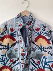 Veste de broderie Suzani faite à la main, manteau en coton matelassé Boho, vêtements d'extérieur traditionnels brodés floraux pour femmes - Product Image 5