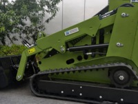 Mini Skid Steer Loader Beban Terukur 410kg Beban Maksimum 525kg Kapasitas Ember 0.15m3 Tinggi Pemuatan 2230mm Loader dengan Track Karet