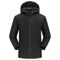 Veste softshell noire minimaliste à capuche, doublure en mesh, poches diagonales, coupe-vent d'extérieur, logo personnalisé