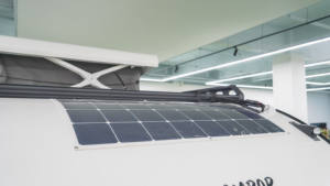 Caravane de camping tout-terrain avec toit relevable et échelle latérale, mini-caravane - Product Image 2