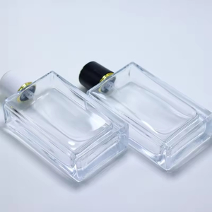 ขวดน้ำหอมแก้วใสแบบพ่น ดีไซน์หรูหรา สำหรับขายส่ง พร้อมฝาสีดำทอง - Product Image 5