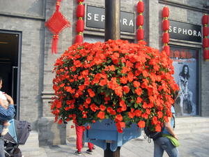 Jardinière demi-ronde écologique avec trou de drainage et système d'arrosage automatique pour la décoration de lampadaires de jardin - Product Image 2