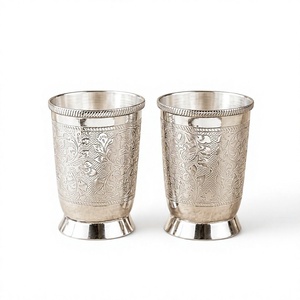 Lot de 2 gobelets vintage en métal gravés motif floral, finition argentée, décoratifs, pour la maison, les repas, ou comme cadeau - Product Image 3