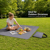 Tapis de pique-nique d'extérieur multifonctionnel imperméable et résistant à l'humidité, doublure polaire épaisse pour une chaleur optimale, avec poignée de transport, portable