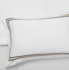 Set di Biancheria da Letto per Hotel in Cotone 100% Bianco con Ricamo Dorato a Doppia Cucitura, 4 Pezzi: Copripiumino, Lenzuolo e Federe - Product Image 5