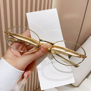 Lunettes de soleil ovales pour femmes, monture en métal, UV400, mode décontractée, bordure complète, petite taille - Product Image 3