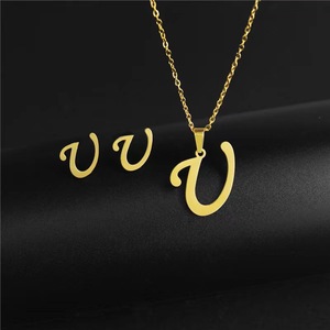 <span class=keywords><strong>Ensemble</strong></span> de bijoux initial lettre pendentif collier <span class=keywords><strong>et</strong></span> boucles d'oreilles <span class=keywords><strong>ensemble</strong></span> femmes filles plaqué or Alphabet boucles d'oreilles <span class=keywords><strong>ensemble</strong></span> de bijoux - Product Image 6