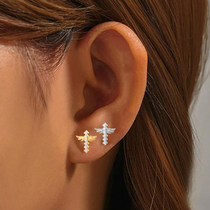 Clous d'oreilles en titane F136, design ailes, sertissage à griffes, boucles d'oreilles en cristal pour piercing au cartilage ou au lèvre, bijoux unisexes, cadeau - Product Image 3