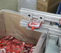 Machine automatique pour sachets à bec verseur avec insert et fixation de scellage pour emballage de jus, bière et autres boissons en sachet plastique Doypack