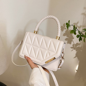 <span class=keywords><strong>Sac</strong></span> carré matelassé, nouveau style automne 2026, <span class=keywords><strong>sac</strong></span> bandoulière simple et tendance, petit <span class=keywords><strong>sac</strong></span> à bandoulière carré classique et unique. - Product Image 2