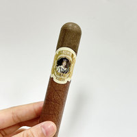 Cigare en papier d'art gaufré avec feuille d'or avec étiquette porte-cigare gaufré