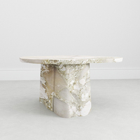 Table d'appoint en marbre blanc veiné vert Dream Home, plateau asymétrique en forme de nuage, base double incurvée, table d'appoint artistique minimaliste
