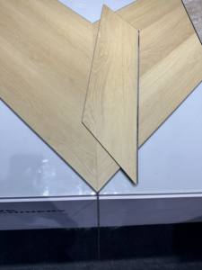 <span class=keywords><strong>พื้น</strong></span>ปาร์เก้ลาย<span class=keywords><strong>ก้างปลา</strong></span>แบบคลิ๊กล็อค <span class=keywords><strong>SPC</strong></span> หนา 5 มม. ขนาด 625*125 มม. คุณภาพสูง - Product Image 3